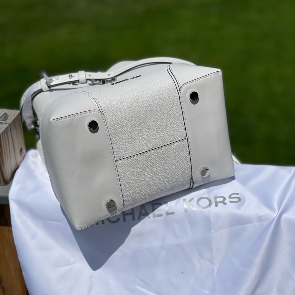 *Last One* Michael Kors Mercer Convertible Bucket Leather Bag - Picture 3 of 12